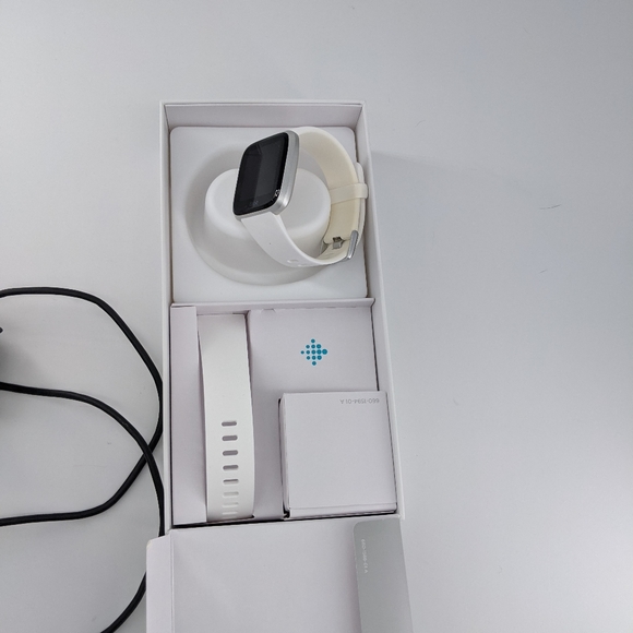 ⛔SOLD⛔ Fitbit Versa Lite - white band - Picture 7 of 12